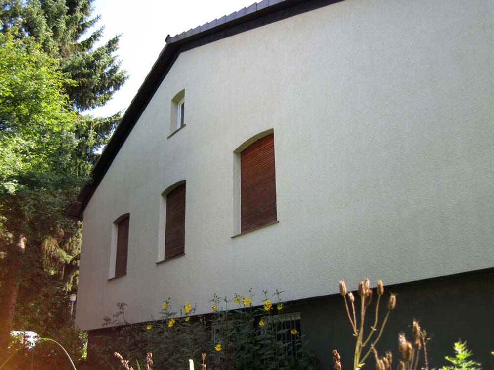 Breite Hausfassade nach der Reinigung