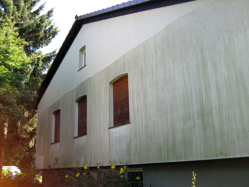 Breite Hausfassade während der Reinigung