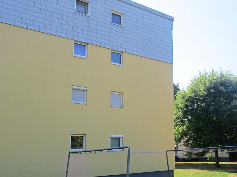 Gereinigte, gelbe Hausfassade