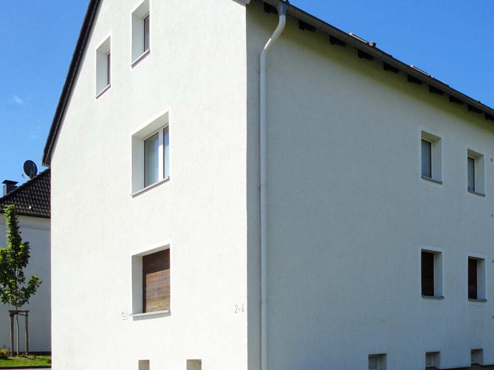 Große, gereinigte Hausfassade